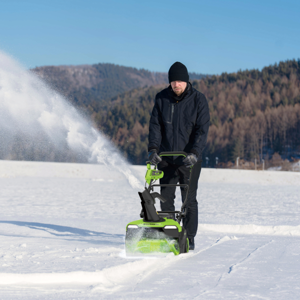 Новые снегоуборщики Greenworks сохраняют спины и деньги